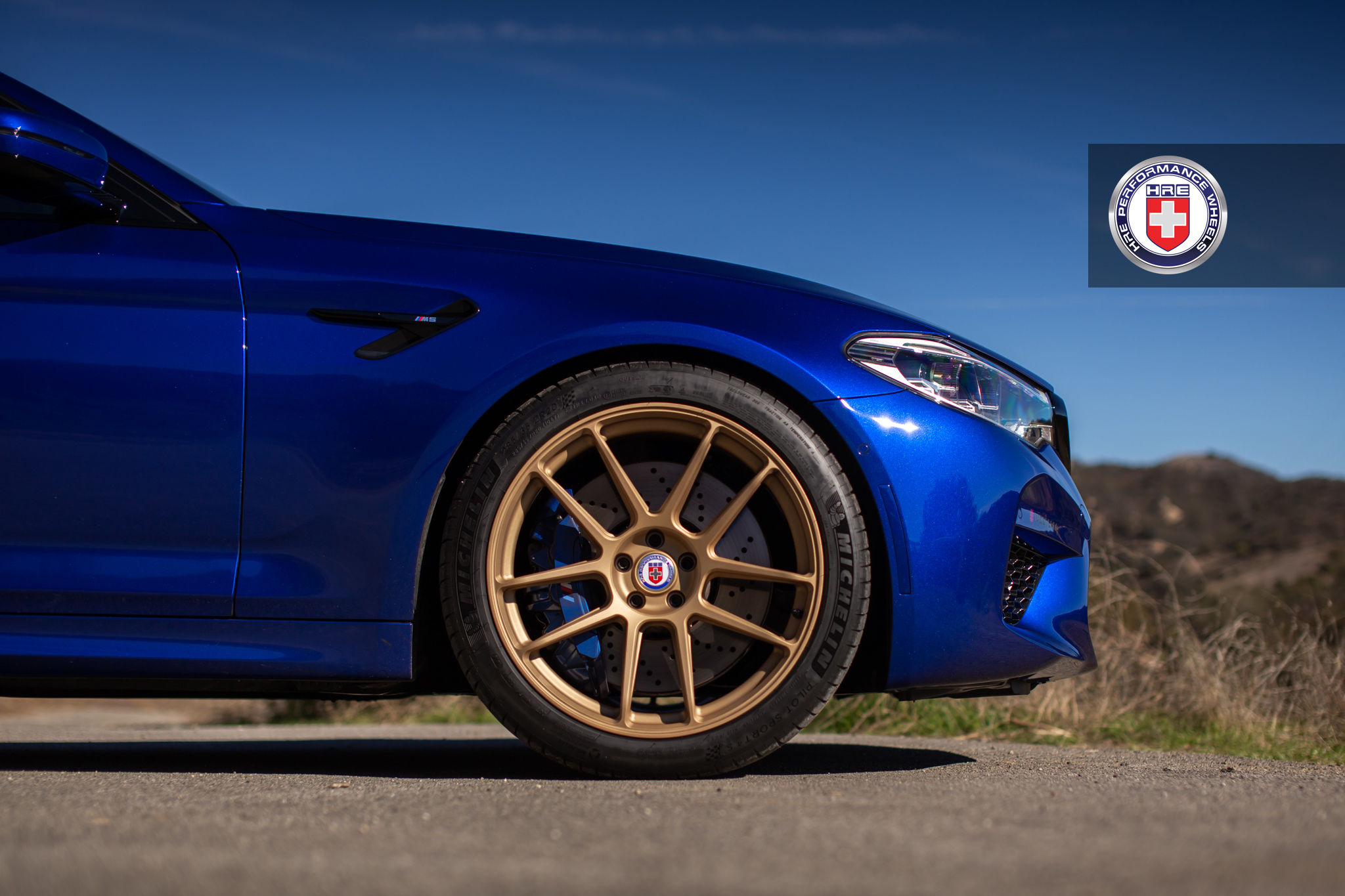 Синее колесо. BMW m5 hre. BMW m5 f90 hre Wheels. BMW m5 f90 диски hre. Hre BMW f90.