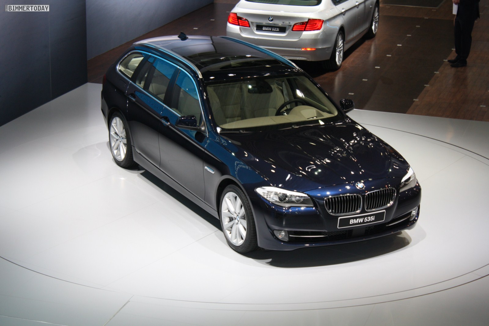 zelf salon fragment 2010 Leipzig Auto Show: World Premiere - BMW 5 Series Touring in Imperial  Blue